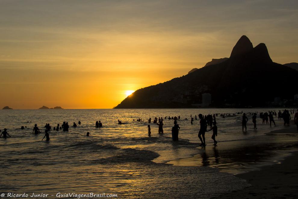 Imagem de uma fim de tarde encantador na Praia de Ipanema.